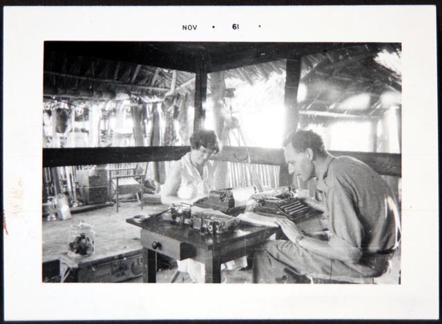 Gregory Bateson e Margaret Mead trabalhando, Tambunam, foto por Gregory Bateson, 1938. Seção de Manuscritos, Biblioteca do Congresso dos EUA (211b). 