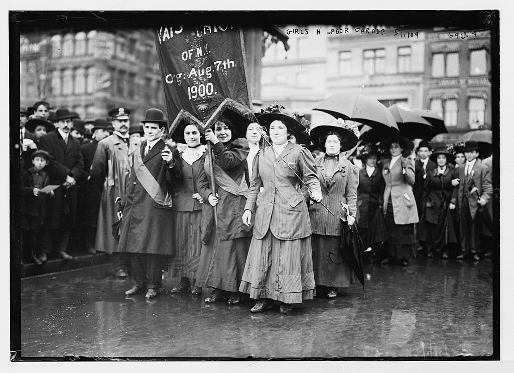 Bain News Service, Mulheres marchando no Primeiro de Maio, 1909, Nova York. Library of Congress, Prints and Photographs Division (LC-B2- 696-7 [P&P] LOT 10872-2)