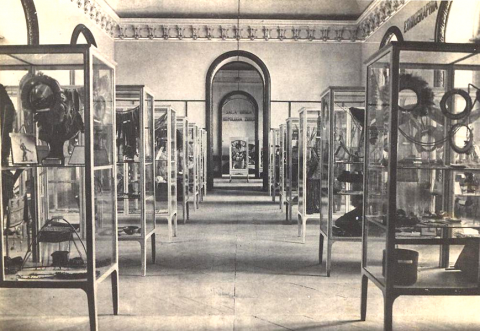 Vista da coleção etnográfica na Sala Gabriel Soares, ao fundo Sala Broca, Museu Nacional. Setor de Fotografia do Museu Nacional, Rio de Janeiro.