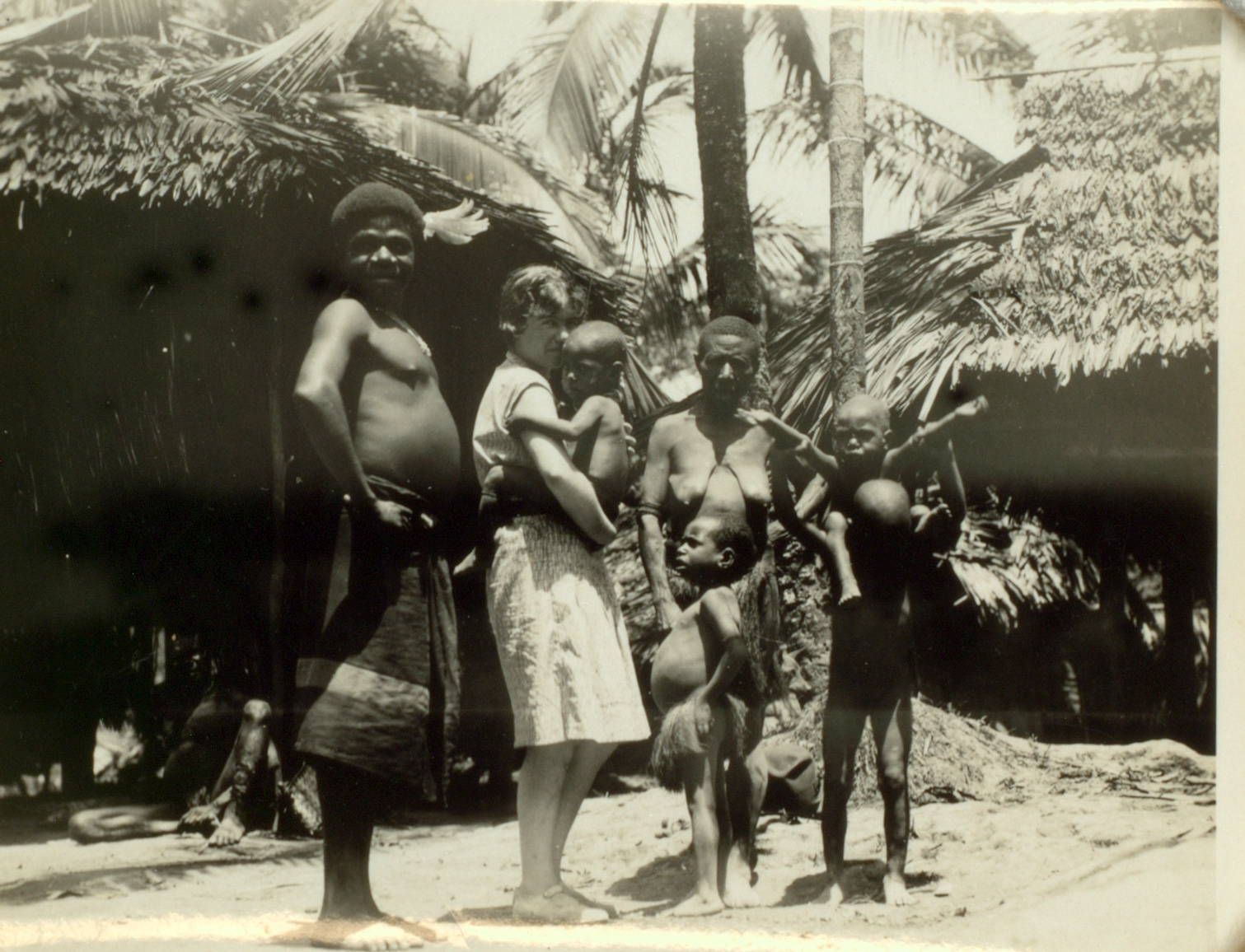 Margaret Mead e uma família arapesh, Nova Guiné, 1931-32. Fotografia. US Library of Congress.
