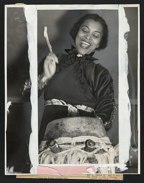 Autoria desconhecida, Zora Hurston tocando um Hountar, 1937. Library of Congress (LC-USZ62-108549). Sem restrições de uso conhecidas.
