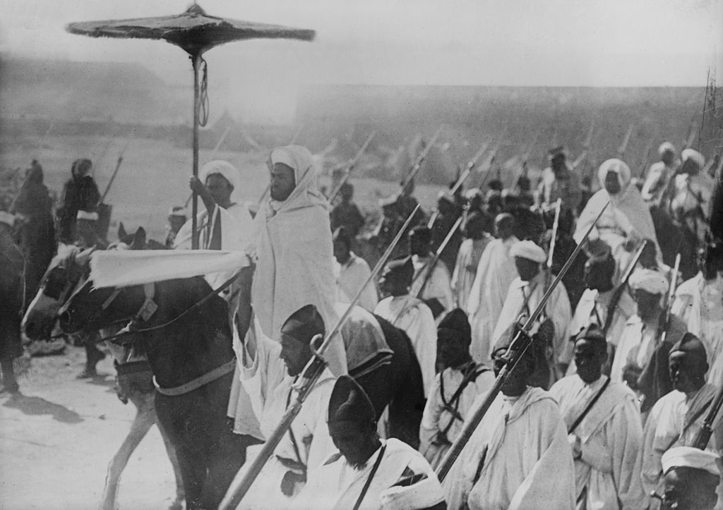 Sanusi marchando para enfrentar os Britânicos (c. 1915), Biblioteca do Congresso, Washington DC. Imagem em domínio público.