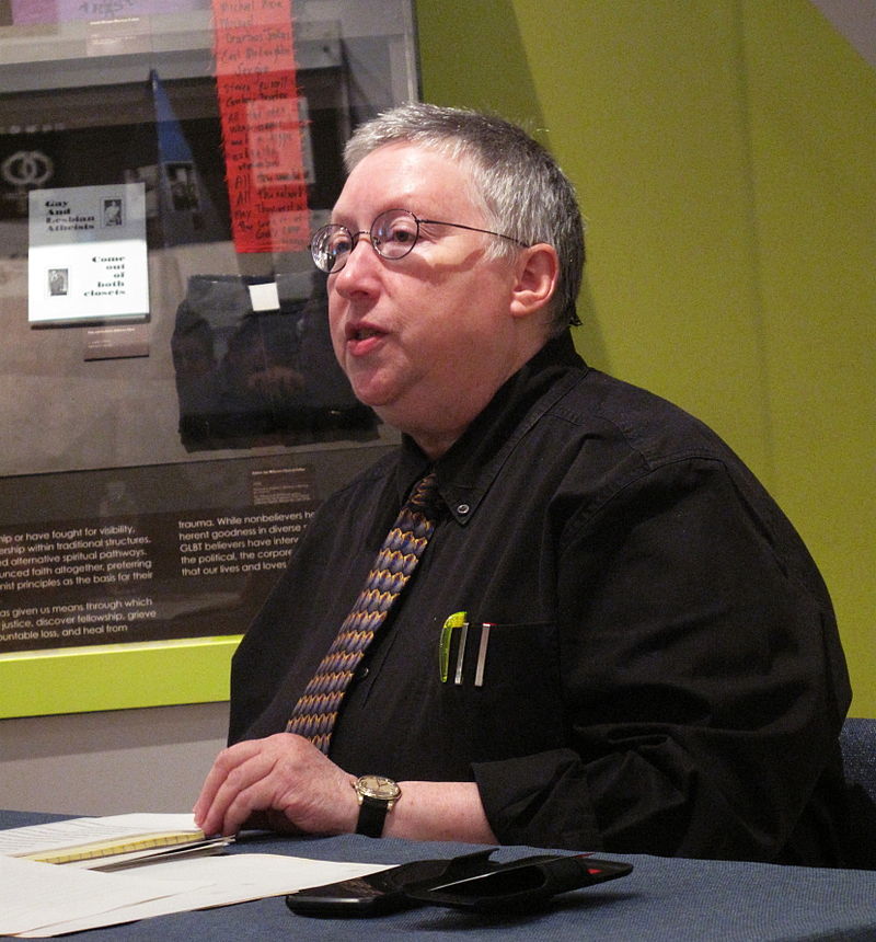 Gerard Koskovich, Gayle Rubin discursando no GLBT History Museum, São Francisco, 2012, Wikimedia Commons CC BY 3.0