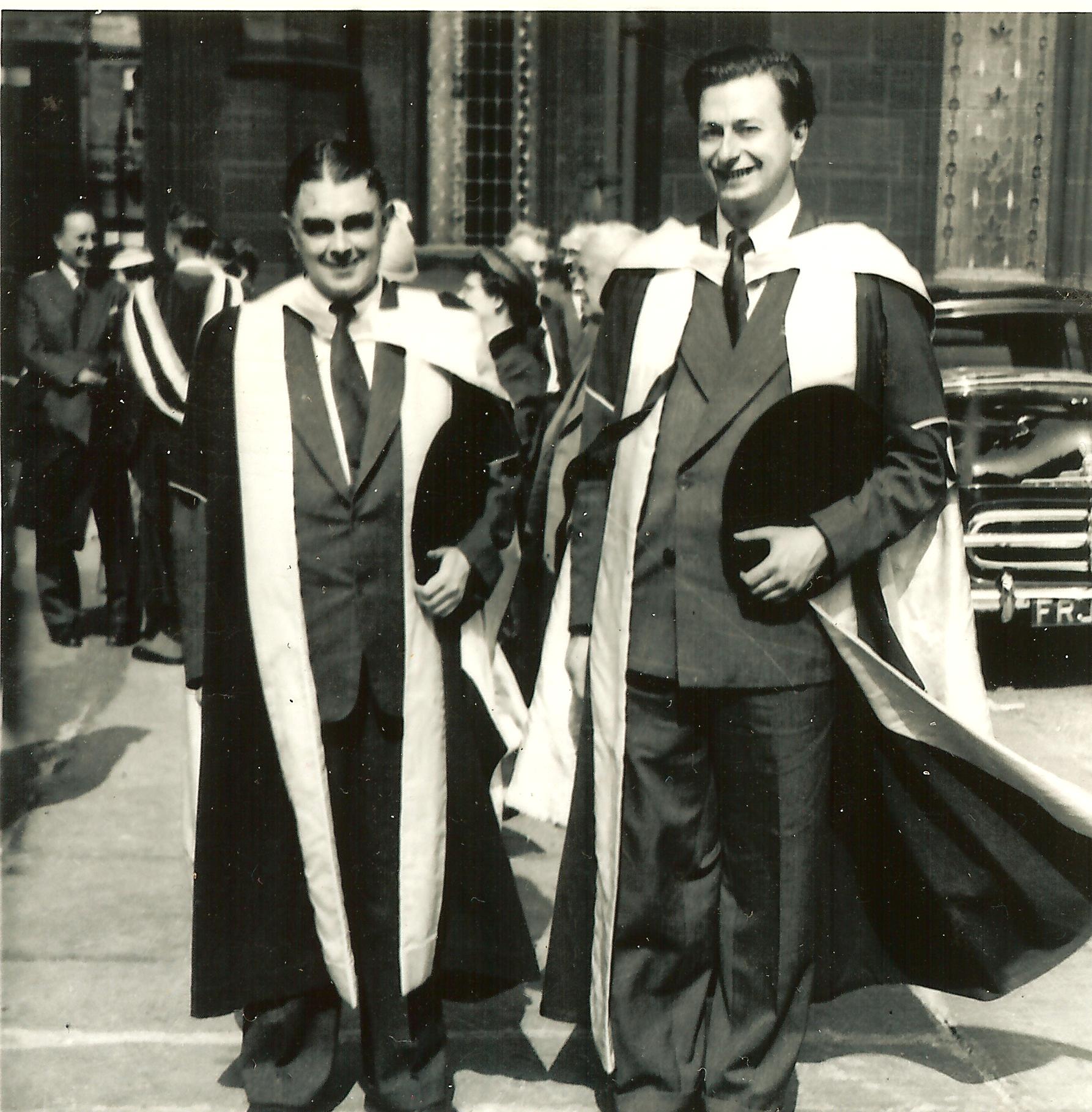 Victor Turner (esquerda) recebendo o diploma de doutorado na Universidade de Manchester, 1955. © Família de Victor Turner. Reprodução gentilmente autorizada.