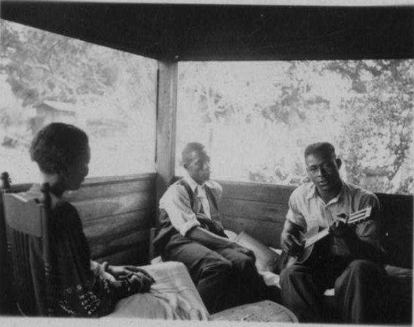 Alan Lomax, "Zora Neale Hurston, Rochelle French e Gabriel Brown, Eatonville, Florida" (detalhe), 1935. Library of Congress (LC-DIG-ppmsc-00375), Lomax Collection. Sem restrições de uso.