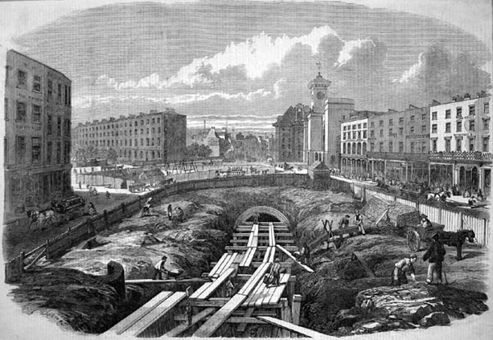 Percy William Justyne. Construção do Metrô de Londres. Ilustração. The Illustrated London News, 1863, p. 99. Imagem em domínio público.