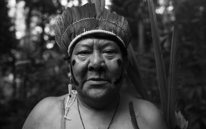 © Daniel Klajmic/Prodigo. Retrato do Davi Yanomami, 2019. Reprodução gentilmente autorizada à Enciclopédia de Antropologia (EA) pelo Instituto Socioambiental (ISA), pelo autor e por Davi Yanomami. Todos os direitos reservados.