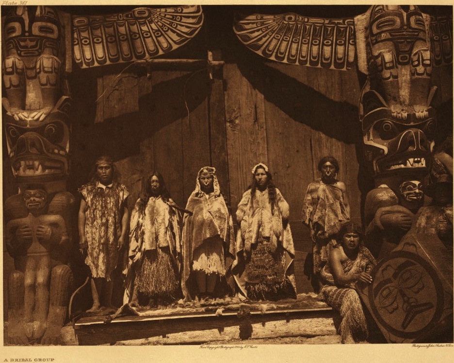 Edward Curtis. Um potlatch Kwakwaka'wakw (Kwakiutl), cerimônia de casamento, 1914. Imagem em domínio público. Wikimedia Commons.