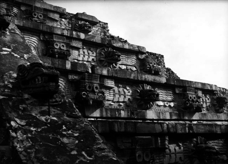 Luis Casasola García, Serpientes emplumadas del Templo de Quetzalcóatl, Teotihuacán, México, c. 1950. Fotografia. Instituto Nacional de Antropología e Historia, Mexico. CC-BY-NC-ND.
