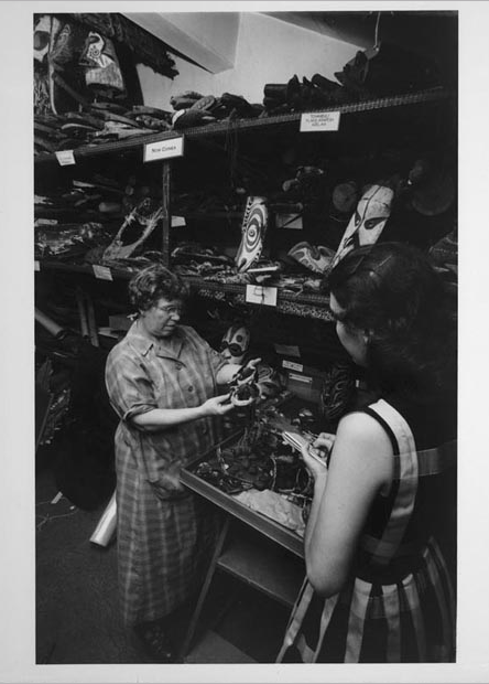 KEN HEYMAN. "MARGARET MEAD NO AMERICAN MUSEUM OF NATURAL HISTORY, NEW YORK CITY",1960. IMPRESSÃO EM GELATINA DE PRATA. LIBRARY OF CONGRESS, EUA.  