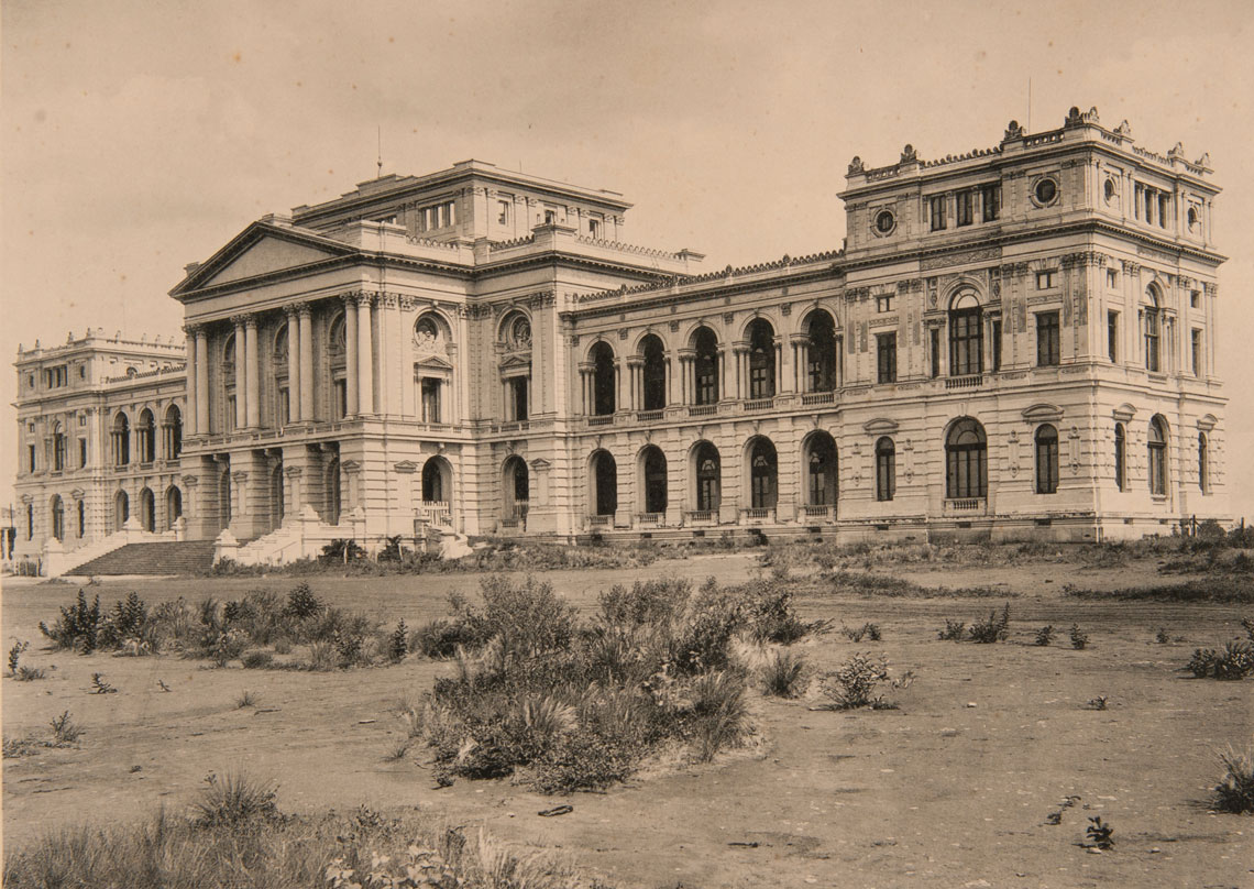 Guilherme Gaensly, "Edifício-Monumento, fachada e lado direito", 1890. Fotografia. Acervo Museu Paulista, Universidade de São Paulo. Domínio público.