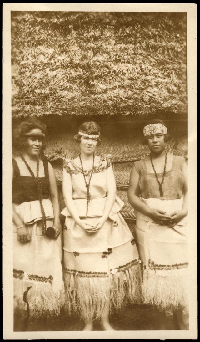Margaret Mead entre duas jovens Samoa, ca. 1926. Impressão em gelatina de prata. Library of Congresso, Manuscript Division (50a)