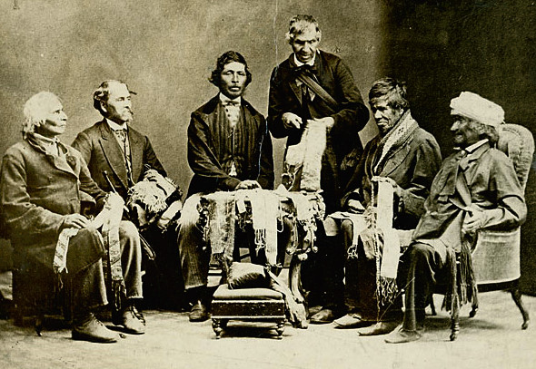 James N. Edy, "Chefes das Seis Nações em Brantford, Canadá explicando seus cintos wampum para Horatio Hale, 14/09/1871", fotografia, Smithsonian Institution NAA PhotoLot.86-58.
